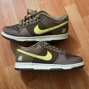 Nike dunks undefeated
No box & dont have the extra laces